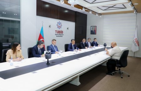 Vüqar Qurbanov: "Biz həkimlərimizin hüquqlarını qoruyuruq. Onların işləməsi üçün kifayət qədər yaxşı şərait yaradılıb. Xəstələrə tibbi xidmət ən yüksək səviyyədə olmalıdır. Bütün hallarda yalnız bir şeyi bağışlamaq olmaz, KORRUPSİYA!"