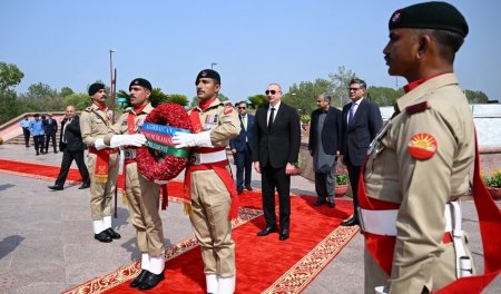 İlham Əliyev İslamabadda milli abidəni ziyarət etdi - FOTO