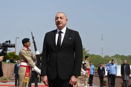 İlham Əliyev İslamabadda milli abidəni ziyarət etdi - FOTO