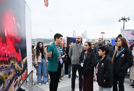 Leyla Əliyeva və Arzu Əliyeva sərgidə (FOTO)