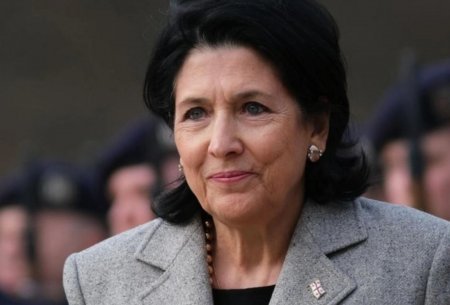 Zurabişvili yeni ofisində 