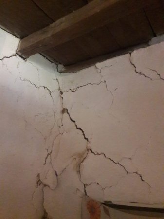 Qəhrəmanlar böyüyən ev qəzalı vəziyyətdə: Yaşlı Ana prezidentə müraciət etdi – FOTOLAR+VİDEO