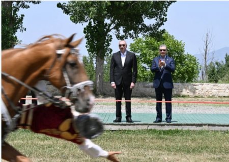 İlham Əliyev Qurbanqulu Berdiməhəmmədova Qarabağ atı hədiyyə etdi