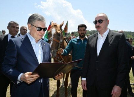 İlham Əliyev Qurbanqulu Berdiməhəmmədova Qarabağ atı hədiyyə etdi