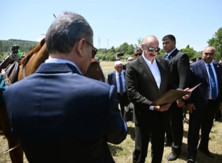 İlham Əliyev Qurbanqulu Berdiməhəmmədova Qarabağ atı hədiyyə etdi