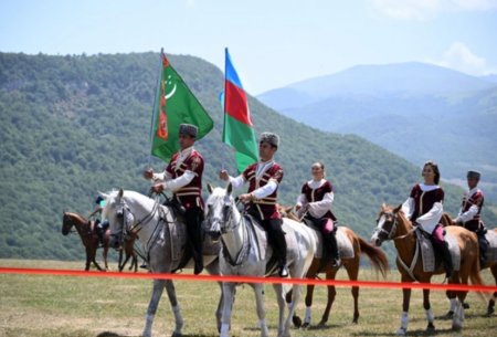 İlham Əliyev Qurbanqulu Berdiməhəmmədova Qarabağ atı hədiyyə etdi