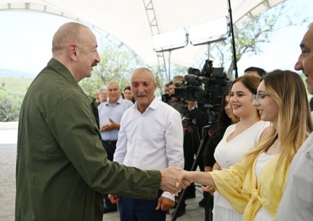 Prezident Xocalıda sakinlərlə görüşdü - FOTOLAR