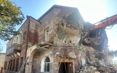 Xankəndidə qondarma rejimin “XİN”inin binası sökülür - VİDEO