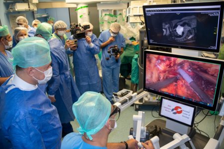 Azərbaycan səhiyyəsində yeni dövr: Milli Onkologiya Mərkəzində robotik cərrahiyyə əməliyyatları keçirilir