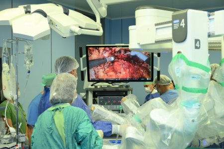Azərbaycan səhiyyəsində yeni dövr: Milli Onkologiya Mərkəzində robotik cərrahiyyə əməliyyatları keçirilir